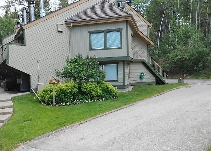 Rent Now 2450 By Month! Akiskinook Resort! 1 Bedroom Main Floor Townhome! Private Entrance! Sleeps 4! Sandy Beach Lakefront Resort! Tennis, Pickle, Basket Ball Courts, Indoor Pool, Hot Tub, Squash Court! Short Drive To Radium Or Fairmont Hot Springs!