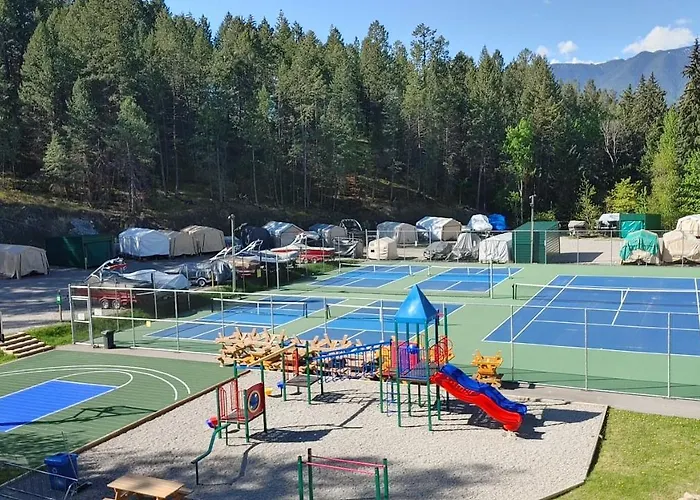 Rent Now 2450 By Month! Akiskinook Resort! 1 Bedroom Main Floor Townhome! Private Entrance! Sleeps 4! Sandy Beach Lakefront Resort! Tennis, Pickle, Basket Ball Courts, Indoor Pool, Hot Tub, Squash Court! Short Drive To Radium Or Fairmont Hot Springs!